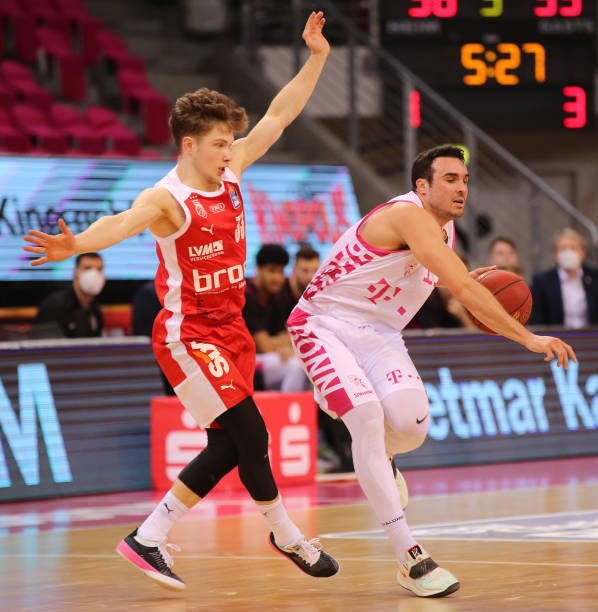 和年轻中场 和年轻中场